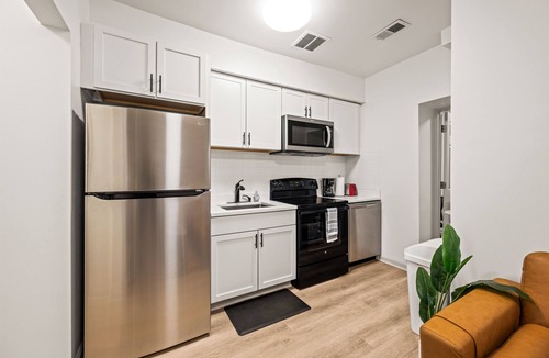 Kingman Park Apartment | Stylish 2BR | King Bed | Parking | Heart of DC