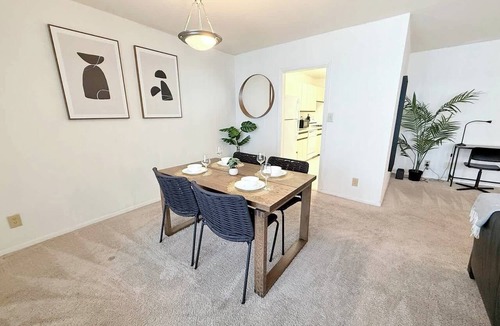 Crystal City Apartment | Stylish Crystal City Apt | Enjoy Gym Amenities