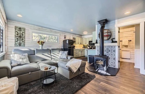 Indian Hills House | The Bear's Den | Hot Tub Retreat | Family Home