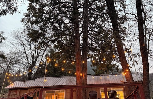Pinehurst Cabin | The Tranquil Trout - Cozy Historic Cabin 20 minutes from Sequoia National Park!