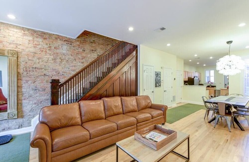 Near Northeast House | This house is a 5 bedroom(s), 3.5 bathrooms, located in Washington, DC.