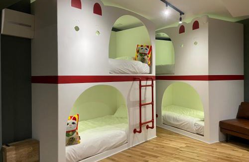Matsubara Apartment | Tokyo Manekineko Stay 招き猫で有名な豪徳寺駅から徒歩9分 アーティスト制作の招き猫ベッドの中に泊まれる宿