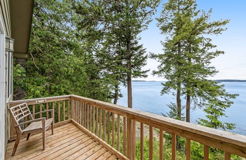 Eastsound Cottage | Waterfront cabin with hot tub, WiFi, deck, & wildlife views - dog-friendly