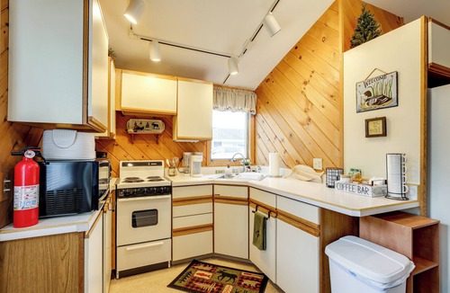 Cleverdale Cottage | Waterfront Cottage on Lake George w/2 Docks!