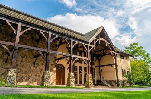 山あいの静かなログハウス Quiet Mountain Log House with Indoor Hot Spring Bath