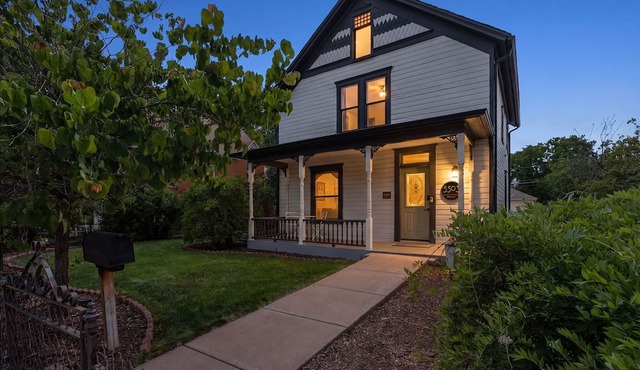 1.5 Blocks to Main St 🏡 Littleton Luxury 🌻Garden 🐶Pets