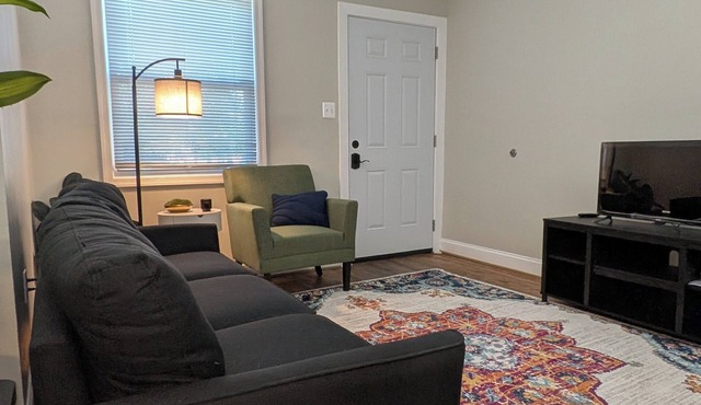 1 BR/1BA Apartment in Northeast DC - Private Unit w/Den & W/D