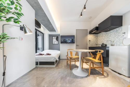 1 min by tram from Shibuya Station, 6 mins walk from Shinsen Station, 15 mins walk from Shibuya Station