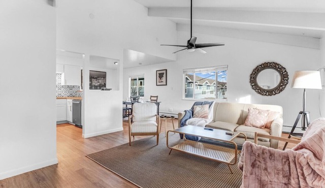 15 minutes to Red Rocks|Remodeled Apt|King Beds