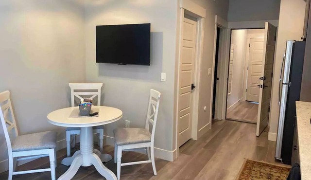 2 bed/2 bath suite w/lake & mountain views, 10 min. from Colo. Springs & USAFA in Monument
