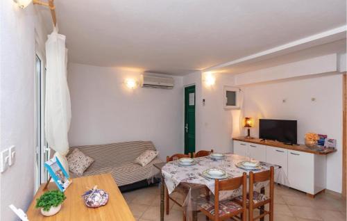 2 Bedroom Lovely Apartment In Osobljava in Osobjava