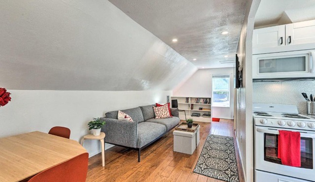 2 Mi to Downtown Denver: Chic Apartment!