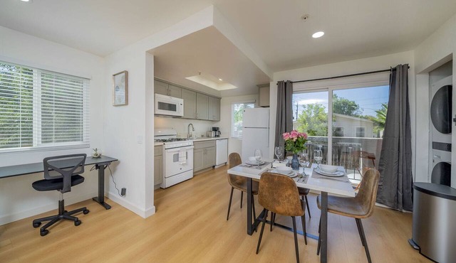 2BD/2BA Apartment near DT Alhambra in Alhambra