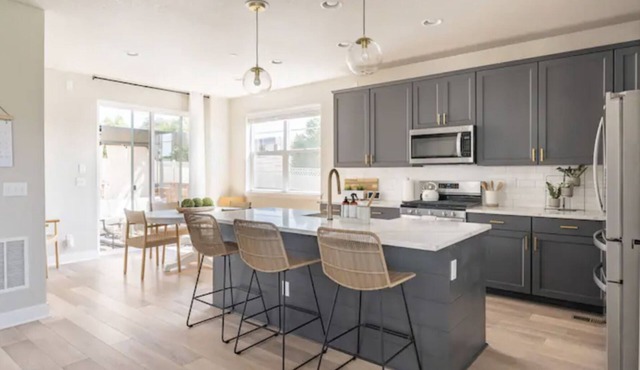 4 BEDROOM MODERN HOME, FREE PARKING, A/C, W/D,WIFI