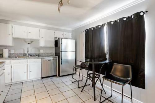 4 Bedrooms and 5 Beds with Game Room Only 5 min Drive to College and Perfect for Family's in Boulder