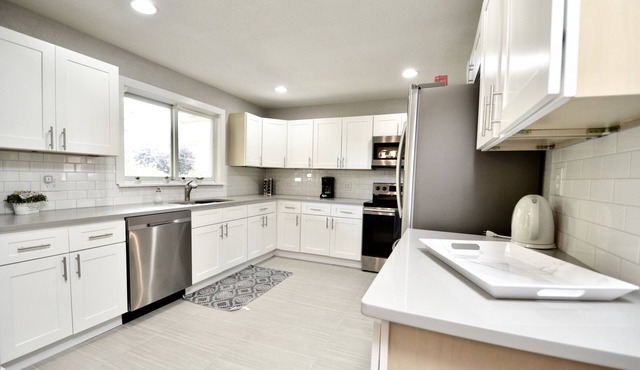 5-Bdrm-Remodeled-Modern-New-Appliances-Furniture