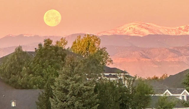 5BR/4.5BA Golf Course Home.Awesome Mountain Views.20 min to Denver or Boulder