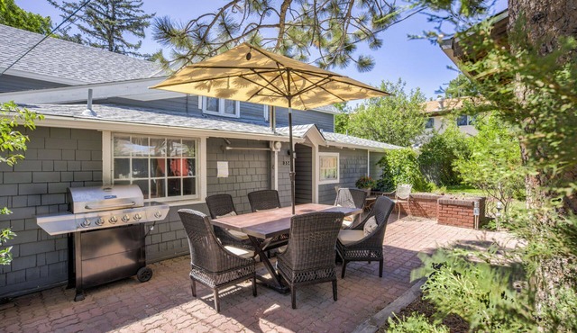 5BR Monument Charm|Walk to Shops & Wedding Venue in Monument