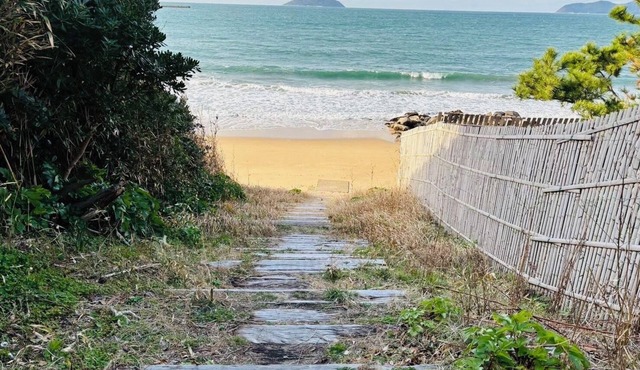 60 seconds to the ocean. Just one train ride from Fukuoka Airport. Old-fashioned Japan—something you can't experience at a hotel. Entire traditional Japanese house for rent.