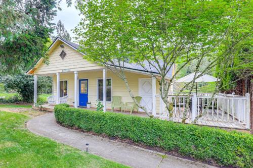 8 Mi to Columbia River Gorge: Cottage w/Deck! in Gresham