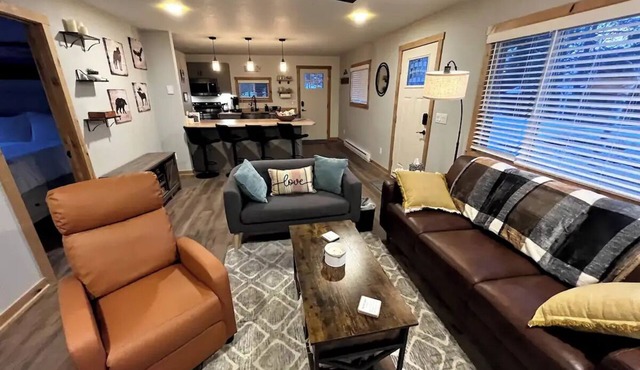 A Serene 2-bedroom cabin in charming Divide perfect for relaxing getaway in Divide