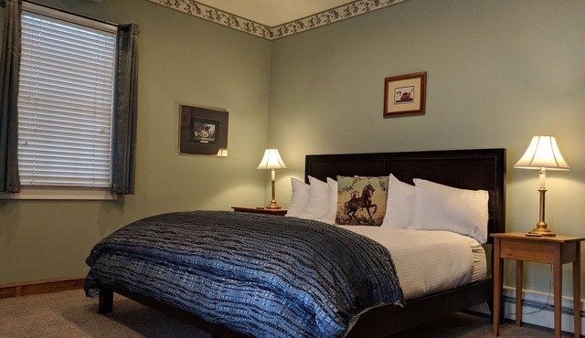 A spacious Ground-level King/King 2-room Suite B&B in Downtown Shelburne - Delicious Breakfasts! BAR in Shelburne