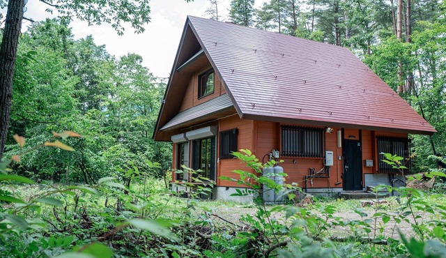 [Base for Kamikochi, Hakuba, and Matsumoto] A private vacation home nestled in the forests of Azumino | Accommodates up to 5 guests · Free parking for 3 cars · Air conditioning provided