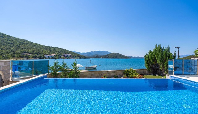 Beachfront Apartment house Hon with pool in Dubrava