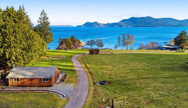 Beachfront cottage on Buoy Bay w/beach access & boat moor in Eastsound