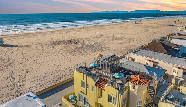 Beachfront, Roof Deck, Well-Stocked w/Views & Nearby Food, Drinks & Cafes!