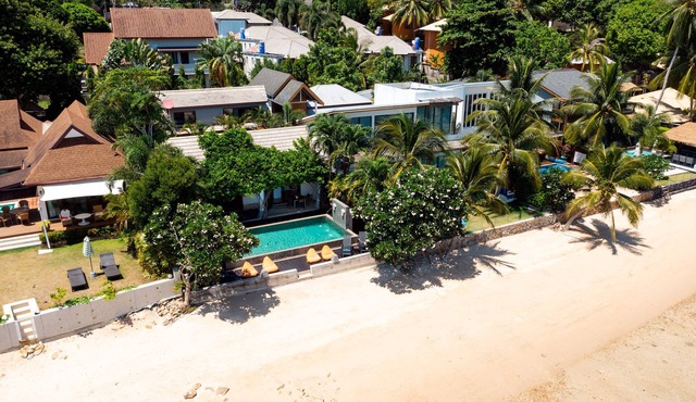 Beachfront Villa Private Beach & Pool 3 Ensuite Bedrooms Housekeeper included in จ.สุราษฎร์ธานี