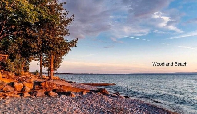 Beachside Escape: Tranquil Cottage Retreat Steps from the Shore! (Pet-friendly)n in Tiny