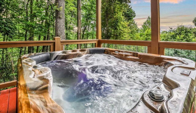 Bearly Hidden Ridge: Free Attraction Tickets, Hot Tub, Pool Access & Mountain Views