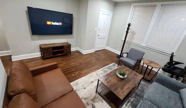 Beautiful 2 Bed/1 Bath & Sofa Bed Near Union Station