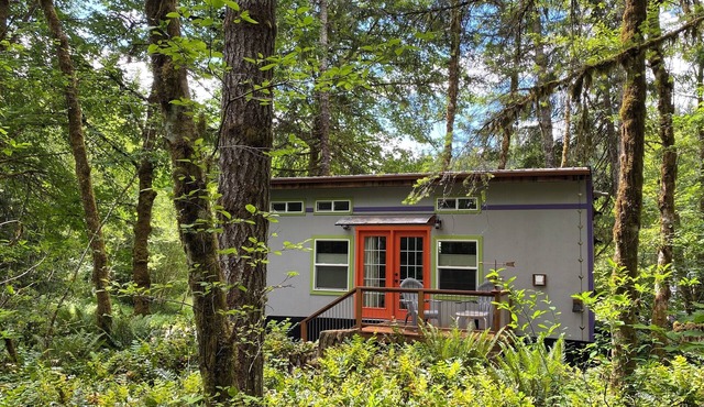 Beautiful custom tiny home on private wooded property outside Scappoose in Scappoose