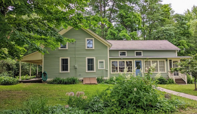 Beautiful Riverfront Antique Farmhouse in Vergennes