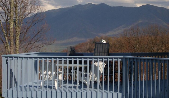 BEST MTN VIEWS ! POOL HOT TUB SAUNA GRANITE CABINETS! GAS GRILL WIFI VIDEO GAMES
