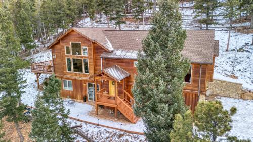 BEST VIEWS! Luxury Mountain Home - Saltwater HotTub, Firepit, BBQ- Close to SKI, Red Rocks