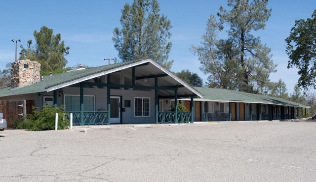 Black Hawk Lodge in Coarsegold