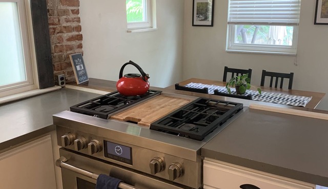 "Blue Ox" Charming 2 Bedroom Triplex - S Broadway