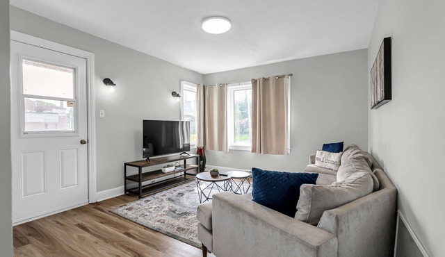 Bright 1-BR APT, Prime Location 5 in Cornwall