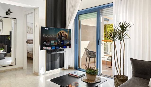 Bright 2BR Apartment with Balcony at Royal Park
