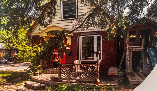 Bright Room in Beautiful Old Ottawa East. Steps from Canal. Ottawa at its best.