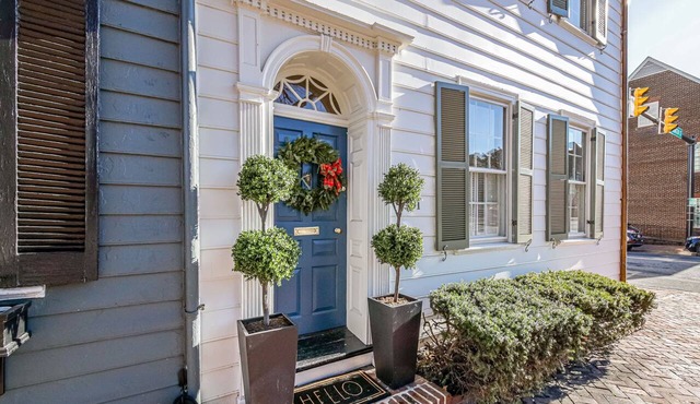 Brockett House - An Old Town Row Home!
