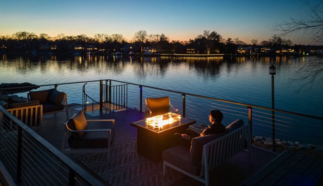 Bung-a-flo Tiny Bohemian Designed Floating Home w/360 Waterfront Views in Arnold