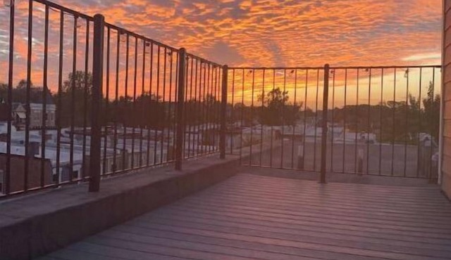 Capitol Hill Townhouse, Roof Deck + Private Parking, Walk to H St