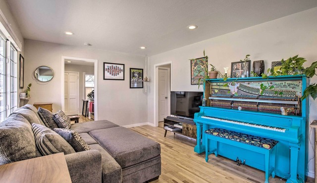 Centrally Located Aurora Home w/Covered Patio in Aurora