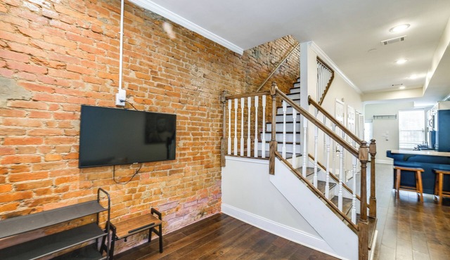 Centrally Located DC Row House Near Restaurants!