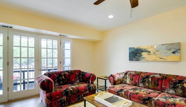 Centrally Located Springfield Apartment w/ Balcony in Springfield