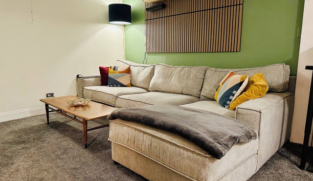 Charming 1-bedroom Garden Unit with Hot Tub!